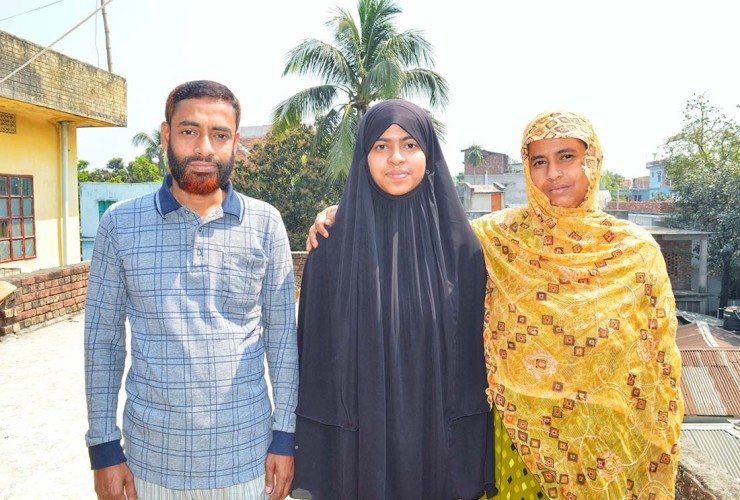 বগুড়া দরিদ্র নরসুন্দরের মেয়ে মেডিকেলে চান্স পাওয়ায় দুশ্চিন্তায় দিন কাটছে ভর্তি নিয়ে
